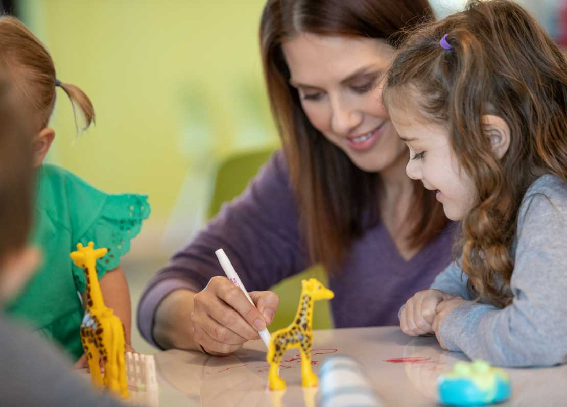 mom drawing with her daughter